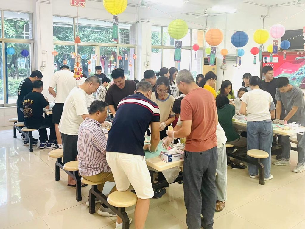 团圆迎中秋，巧手做月饼